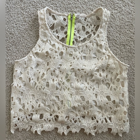 3/$30 Cute crop top - Picture 2 of 4